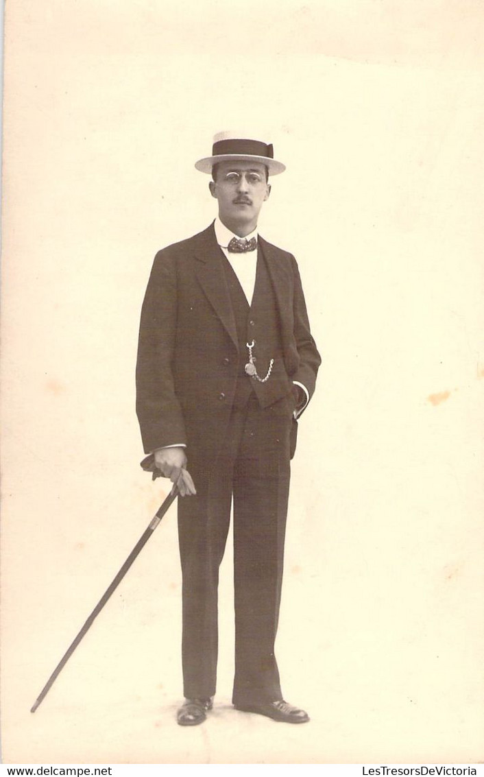 CPA Photo - Un Homme Avec Une Canne Et Un Chapeau Canotier - Photographie