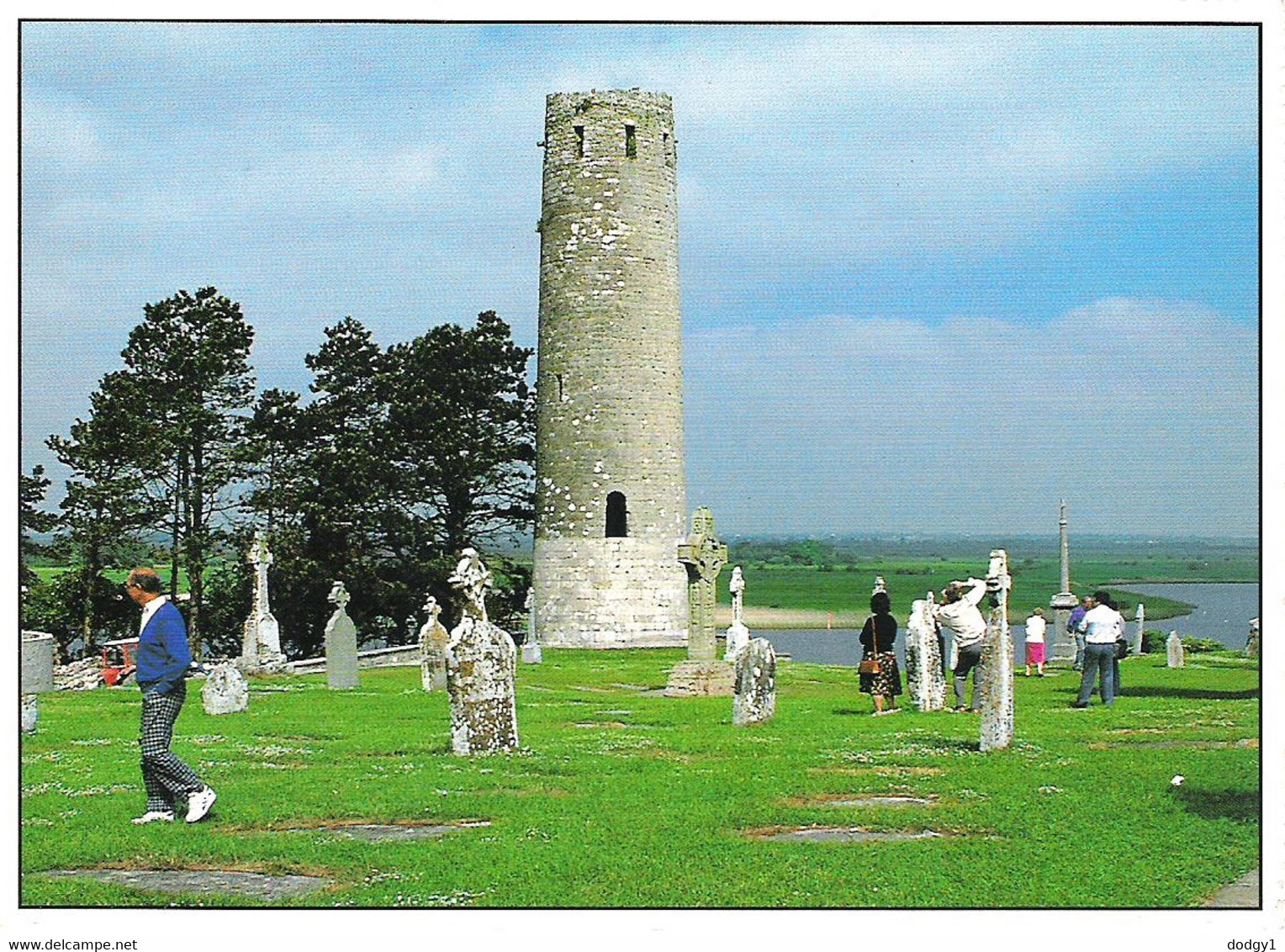 THE ROUND TOWER, CLONMACNOISE, COUNTY OFFALY, IRELAND. USED POSTCARD  Km6 - Offaly