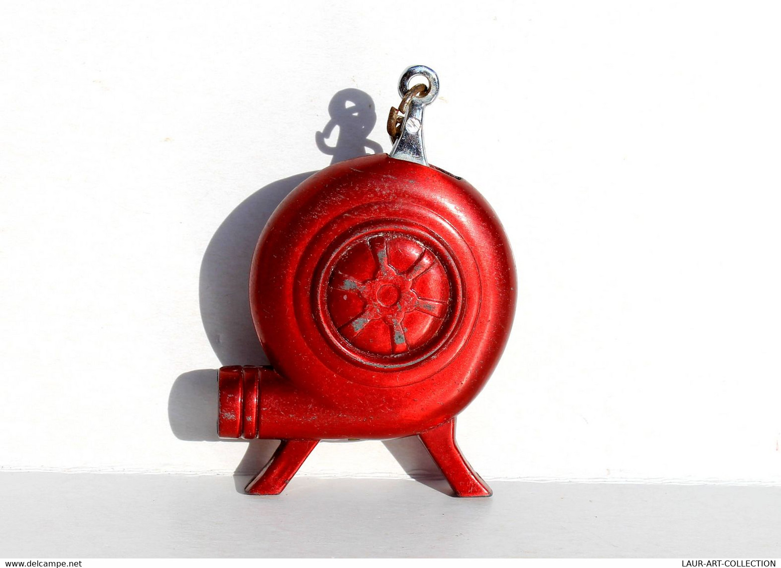 RARE BRIQUET FANTAISIE PORTE-CLÉ VINTAGE, POMPIER LANCE A INCENDIE, RECHARGEABLE - VINTAGE LIGHTER             (2304.40) - Autres & Non Classés