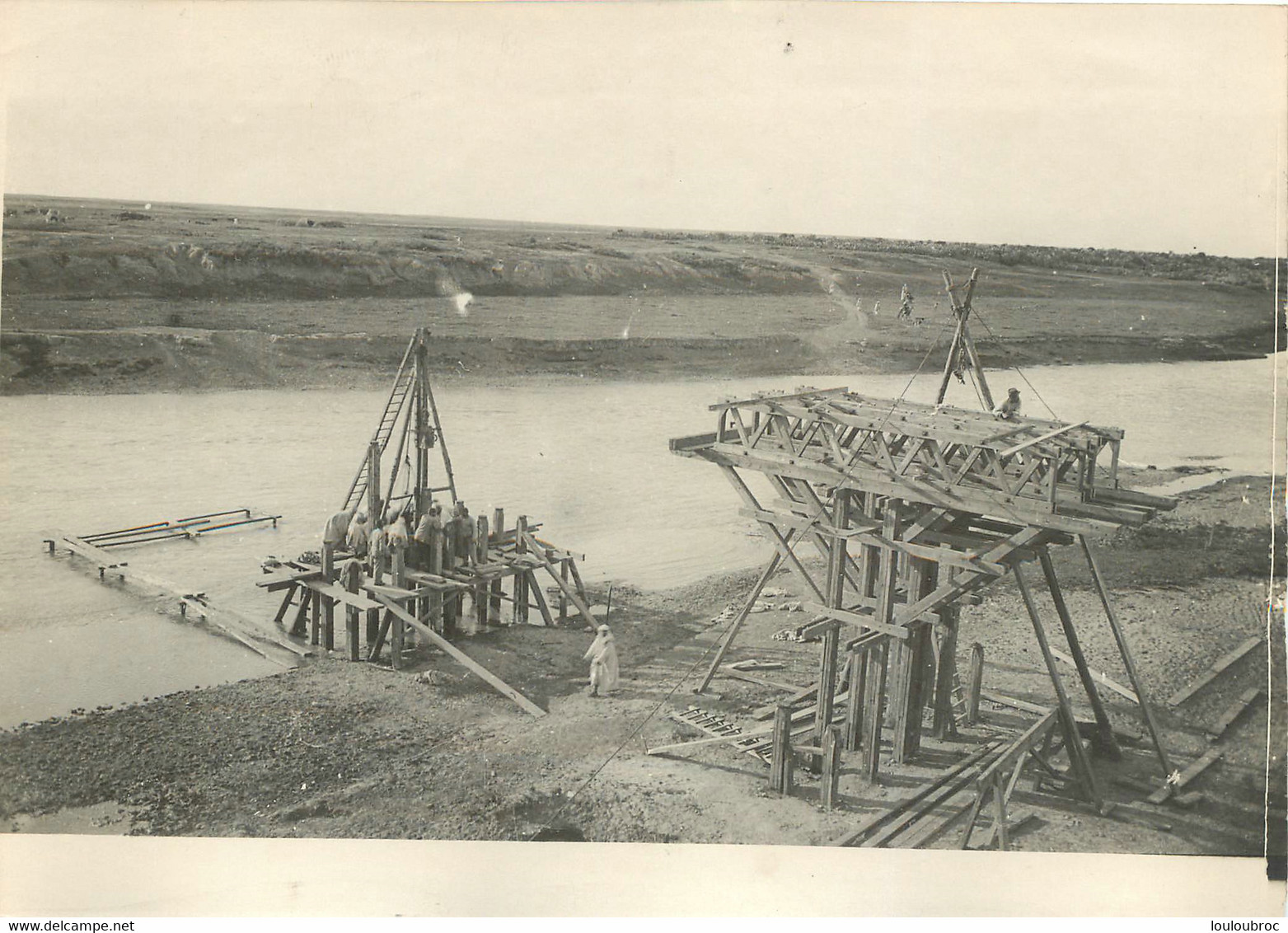 MAROC DAR BEL HAMRI PRISONNIERS ET INDIGENES CONSTRUCTION D'UN PONT SUR L'OUED BEHT 1916 WW1 - Guerra, Militares