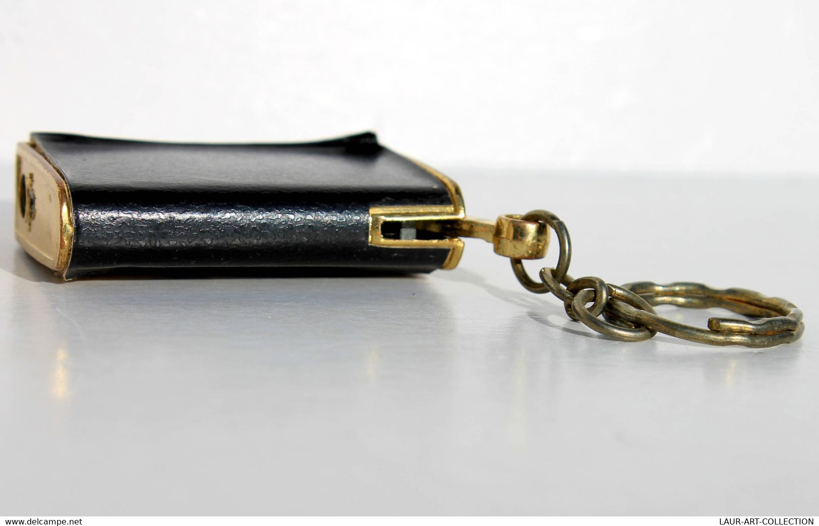 RARE BRIQUET FANTAISIE, PORTE-CLÉ VINTAGE, SAC A MAIN SIMILI CUIR - RECHARGEABLE - VINTAGE LIGHTER             (2304.35)