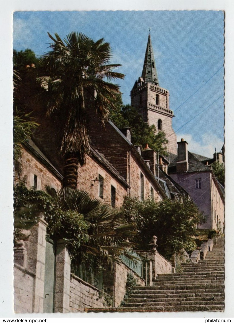 22 LANNION  L'Escalier Et Eglise De Brelevenez - Lannion