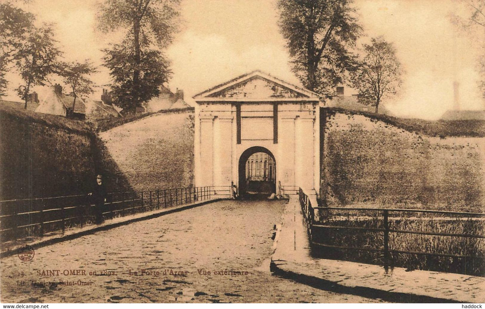 SAINT OMER EN 1892 : LA PORTE D'ARRAS - VUE EXTERIEURE - Saint Omer