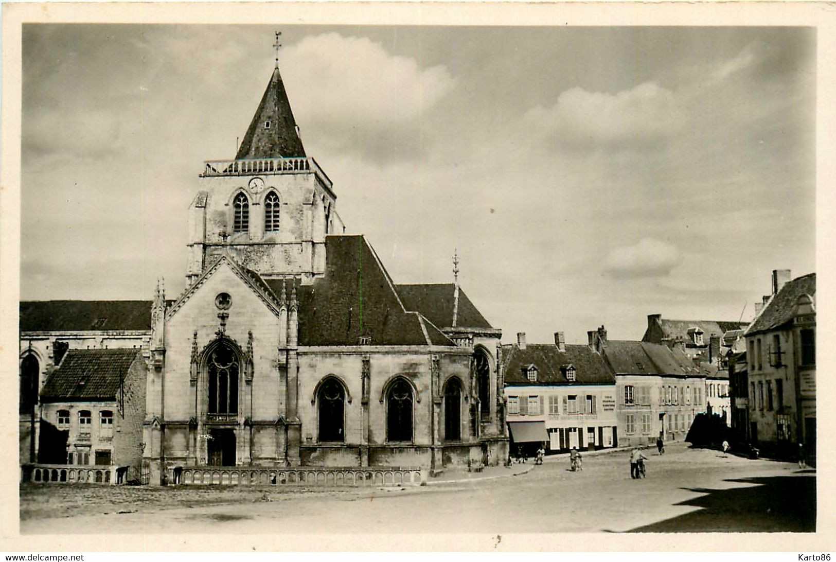 Ardres * La Place Et L'église Du Village - Ardres