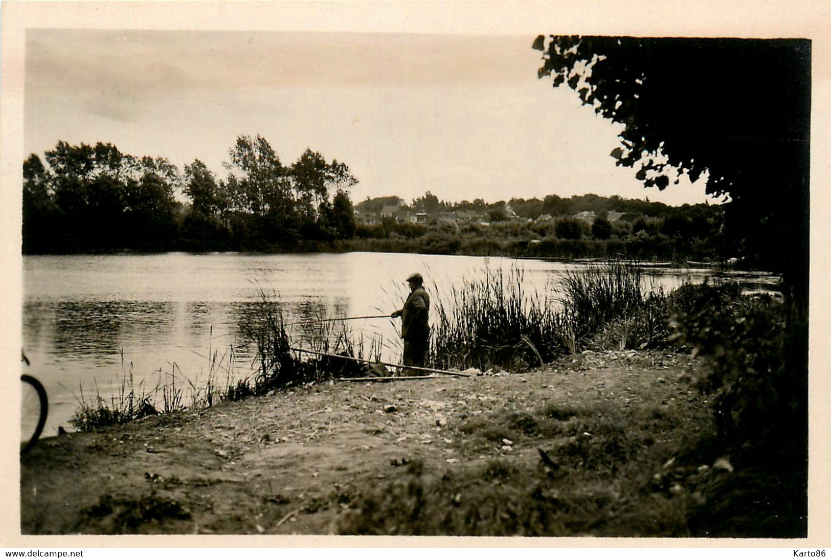 Ardres * Le Lac Du Village * Pêcheur Pêche à La Ligne - Ardres