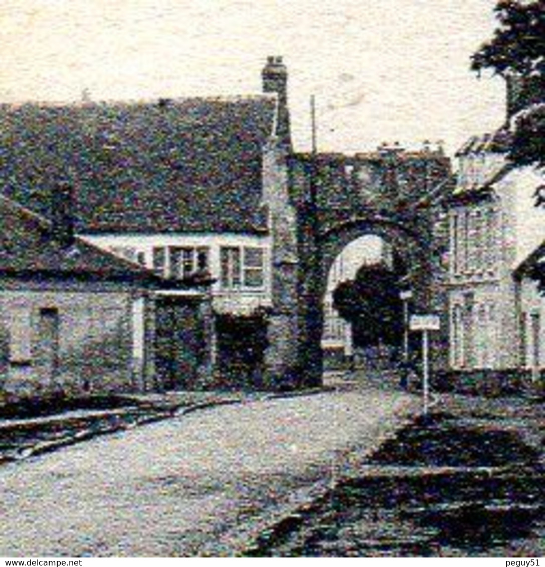 60. Trie-Château.  Ancienne Place D'Armes. Rue Nationale. Café. Calèche. Pub. Moto Naphta. Porte Fortifiée. - Autres & Non Classés