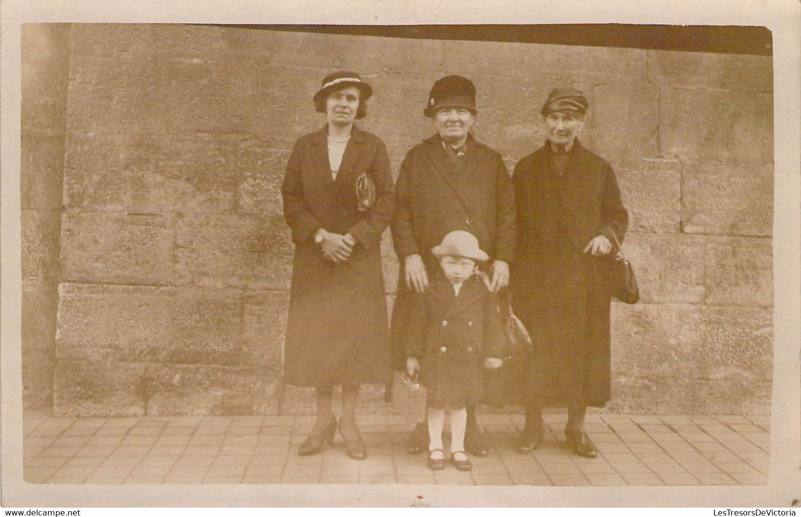 CPA Photo De Famille - Différentes Générations - Photographie