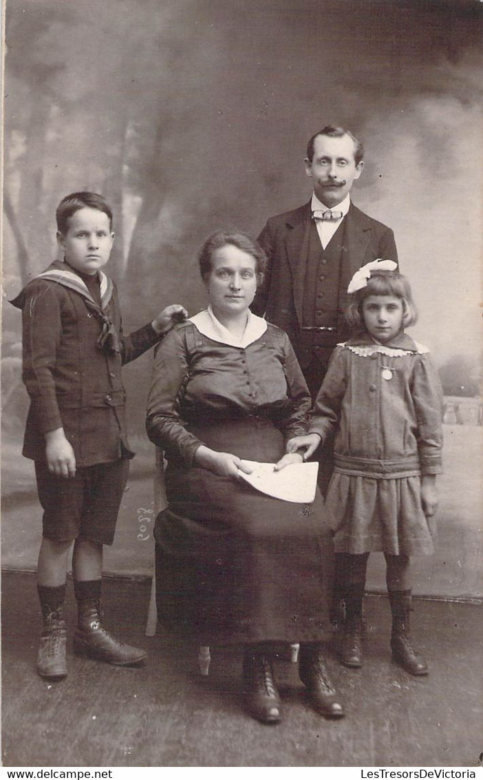 CPA Photo De Famille - Les Parents Et Les Enfants - Photographie