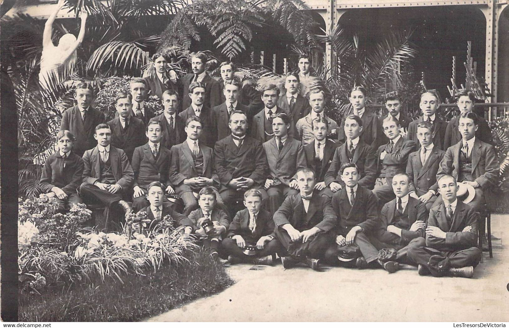 CPA Photo De Groupe - Photo De Classe Dans Un Décor Végétal - Photographie