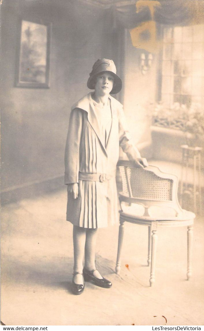 CPA Photo D'une Jeune Femme Avec Une Jolie Robe Plissée Et Un Chapeau - Photographie