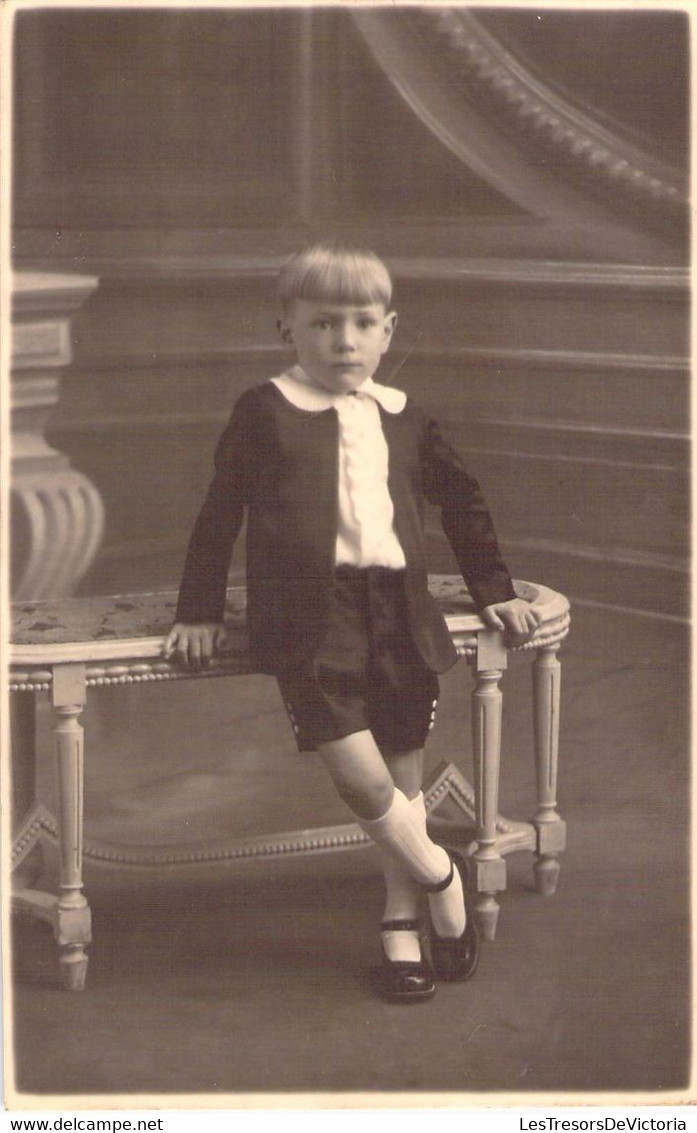 CPA Photo D'un Petit Garçon Adossé à Une Petite Table - 1932 - Photographie