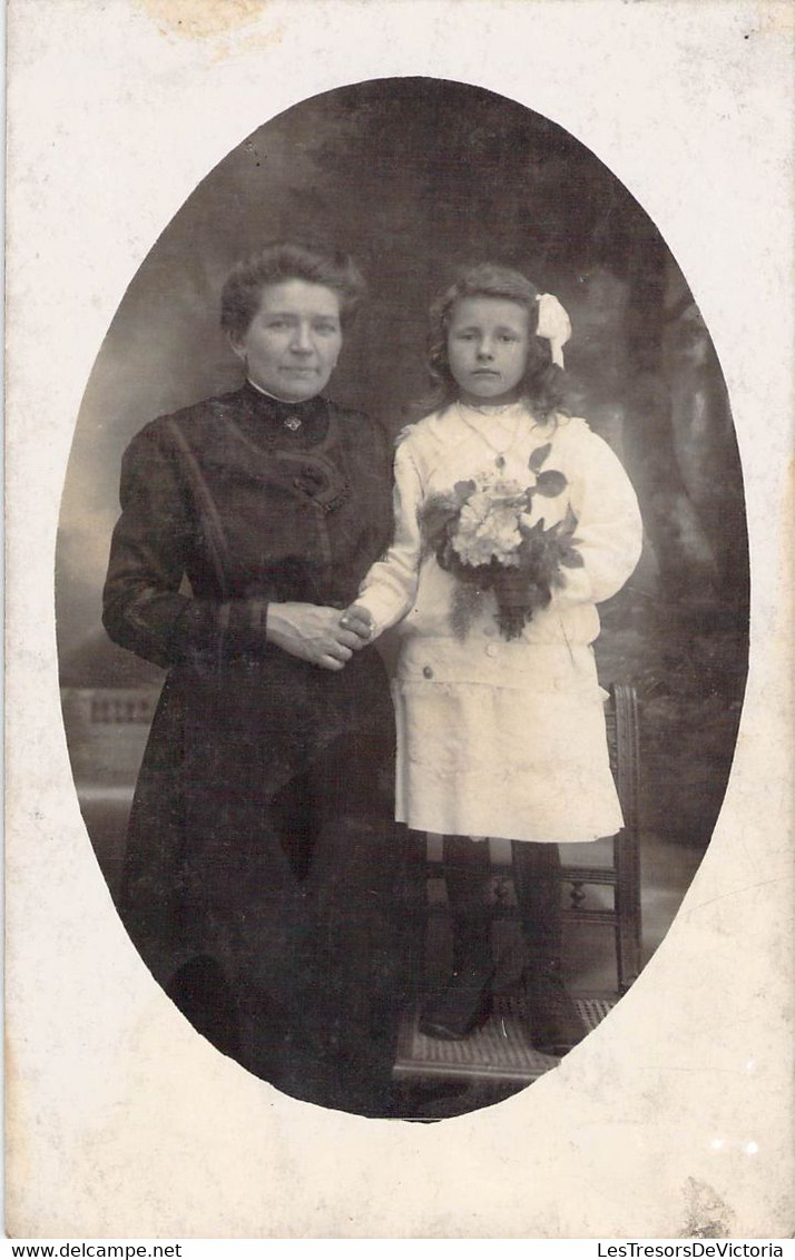 CPA Photo D'une Petite Fille Avec Sa Maman - Bouquet - Photographie