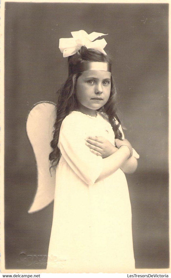 CPA Photo D'une Petite Fille Déguisée En Ange - Photographie