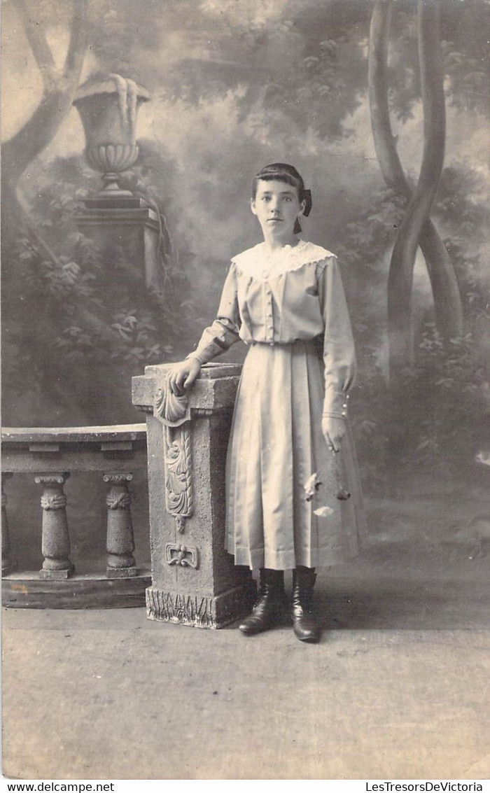 CPA Photo D'une Jeune Fille Avec Une Robe à Collerette - Photographie