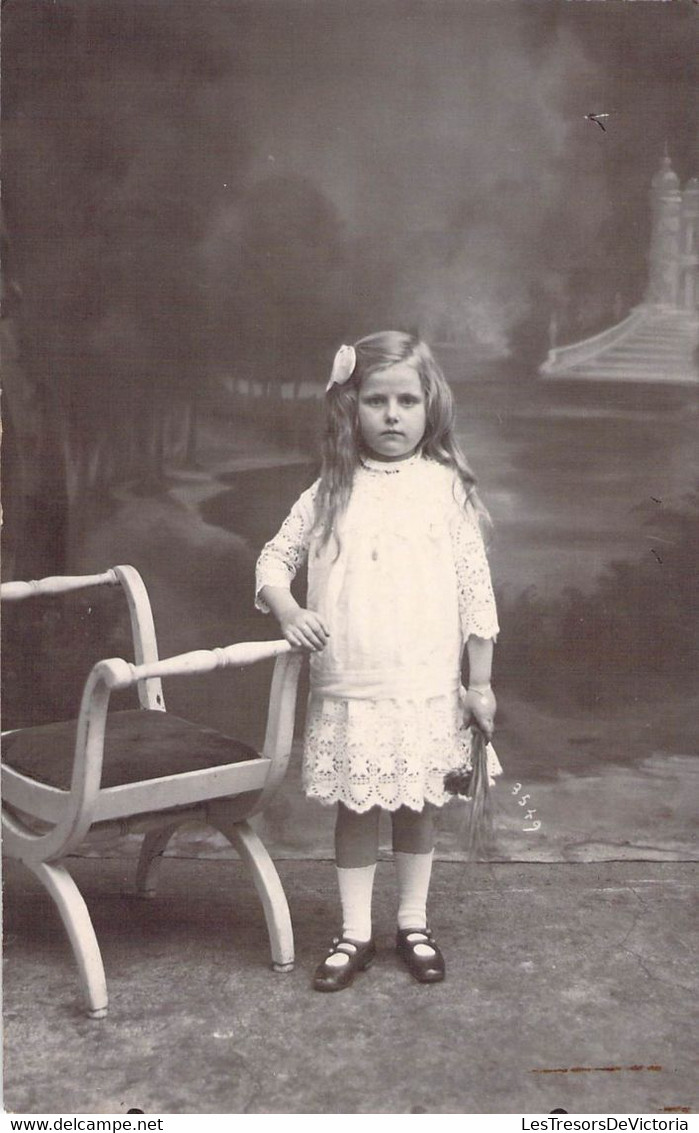 CPA Photo D'une Petite Fille Avec Une Jolie Robe Et Un Noeud Dans Ses Cheveux - Photographie