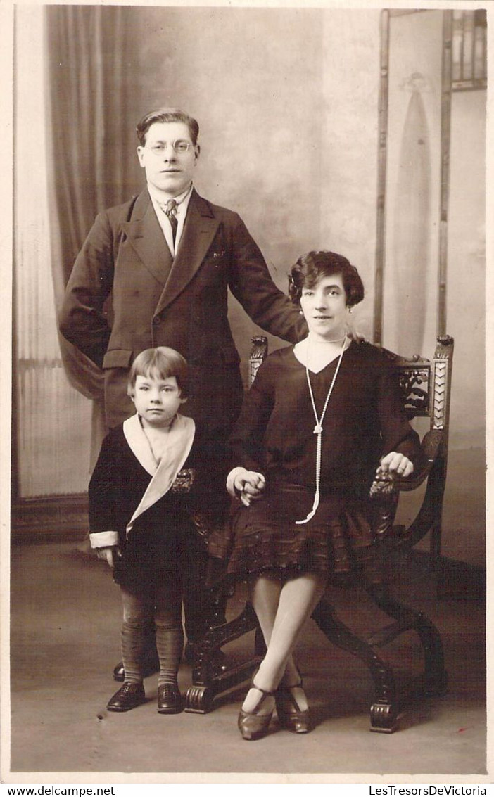 CPA Photo De Famille - Les Parents Et Leur Enfant - Photographie