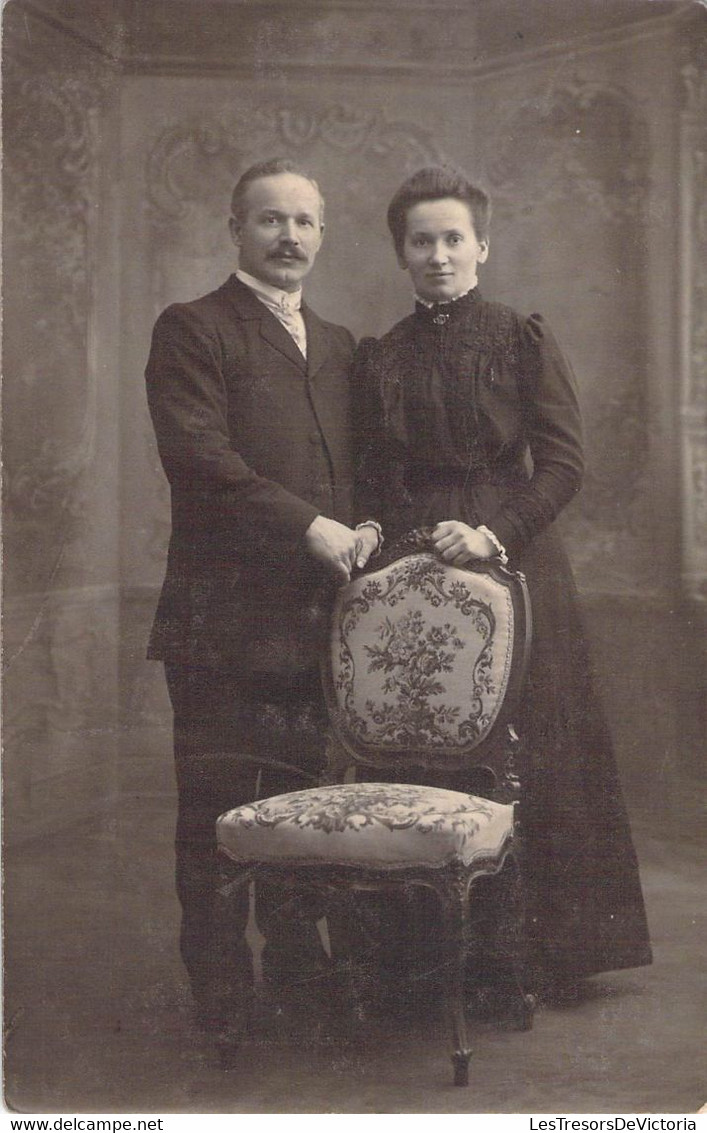 CPA Photo De Couple - Homme Et Femme Habillés En Noir - Photographie