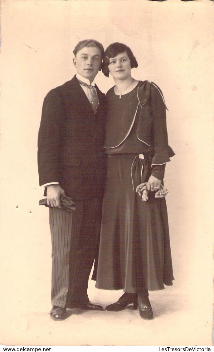 CPA Photo De Couple - Homme Et Femme Habillés En Noir - Photographie