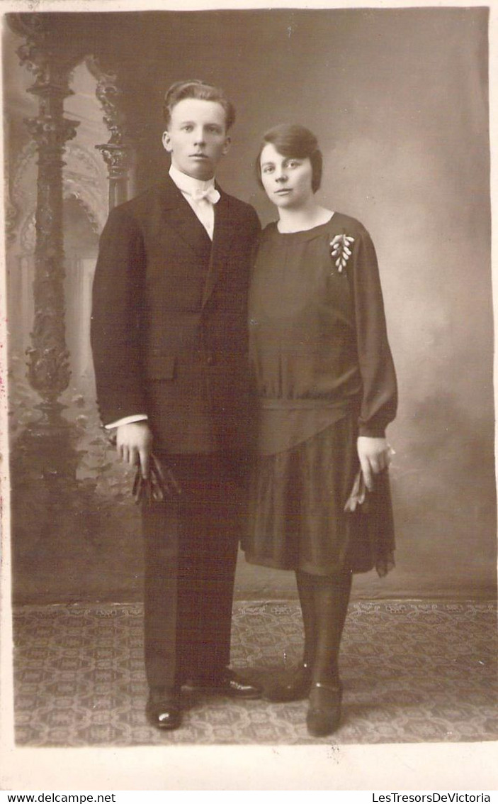 CPA Photo De Couple - Homme Et Femme Habillés En Noir - Photographie