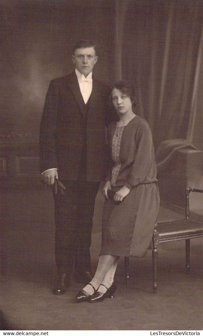 CPA Photo De Couple - Homme Et Femme Habillés En Noir - Photographie