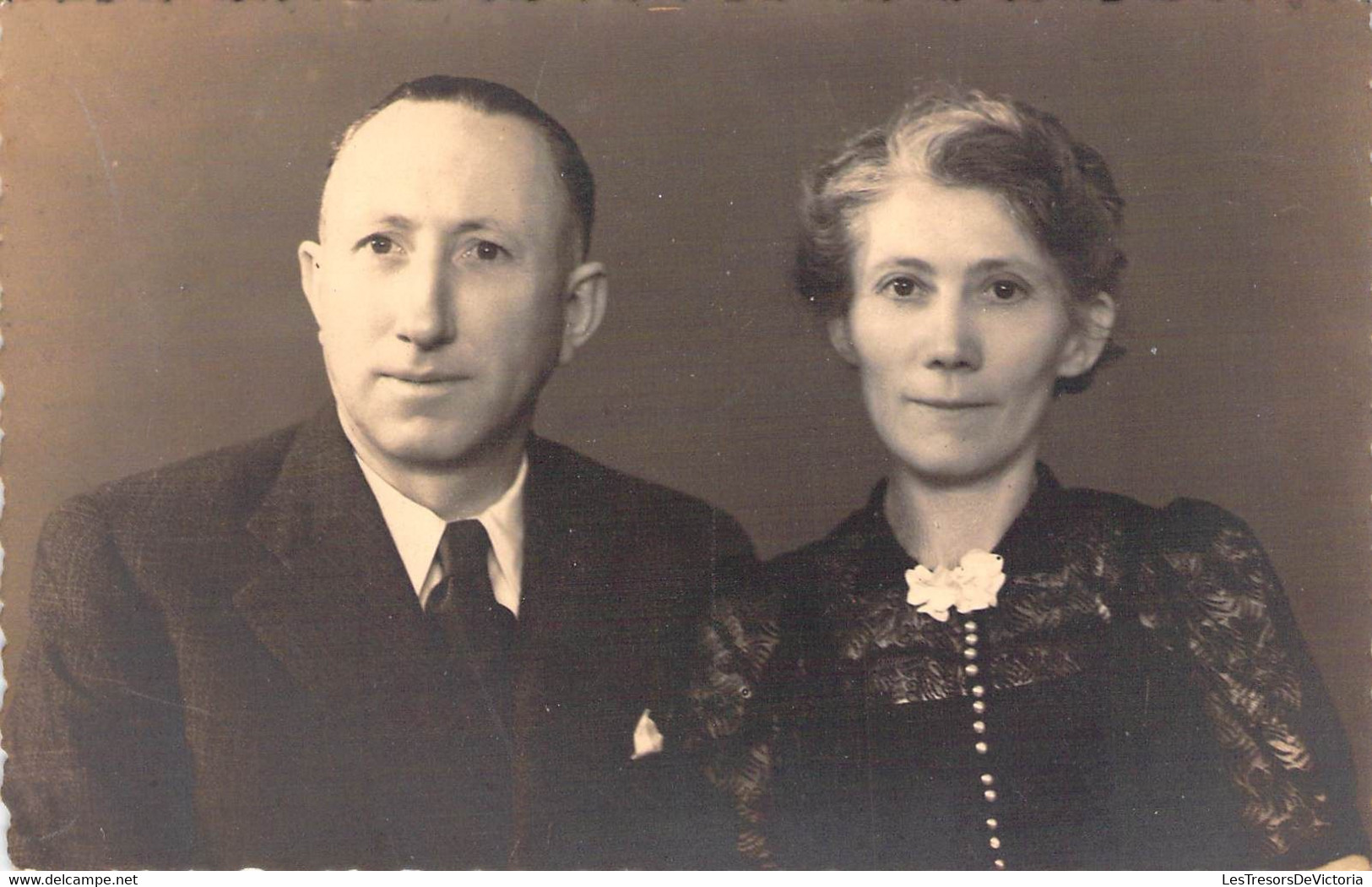 CPA Photo De Couple - Homme Et Femme Habillés En Noir - Photographie