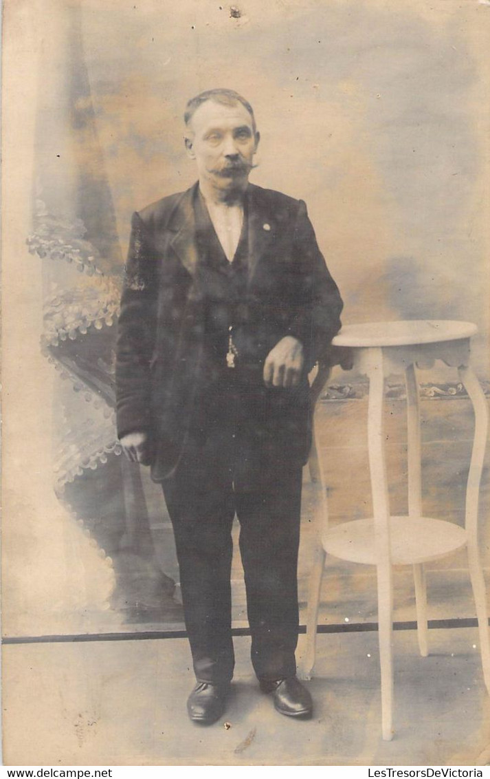 CPA Photo Portrait - Homme Habillé En Noir En Civil - Photographie