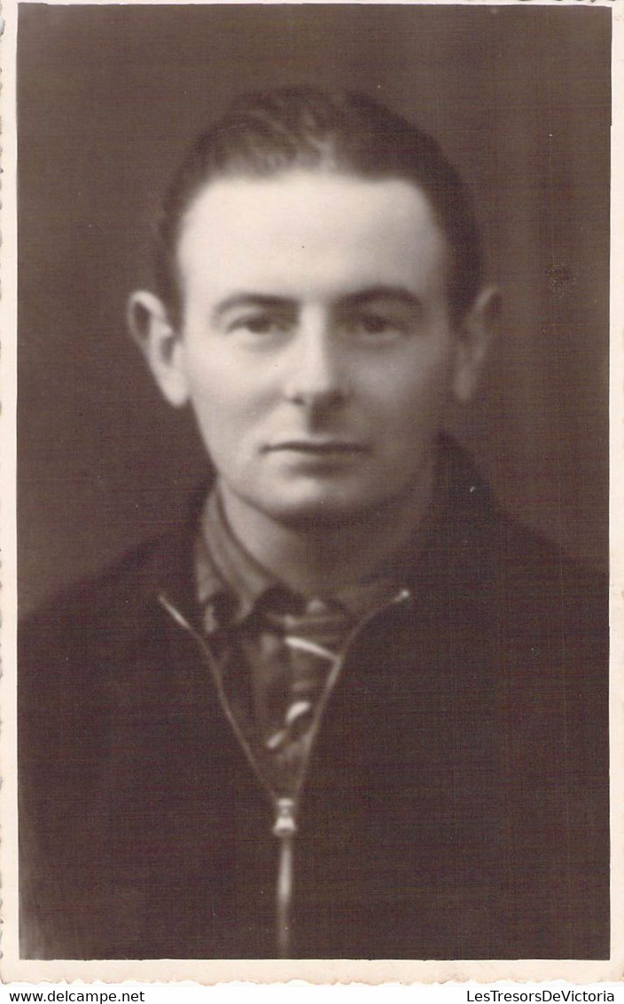 CPA Photo Portrait - Homme Habillé En Noir En Civil - Photographie