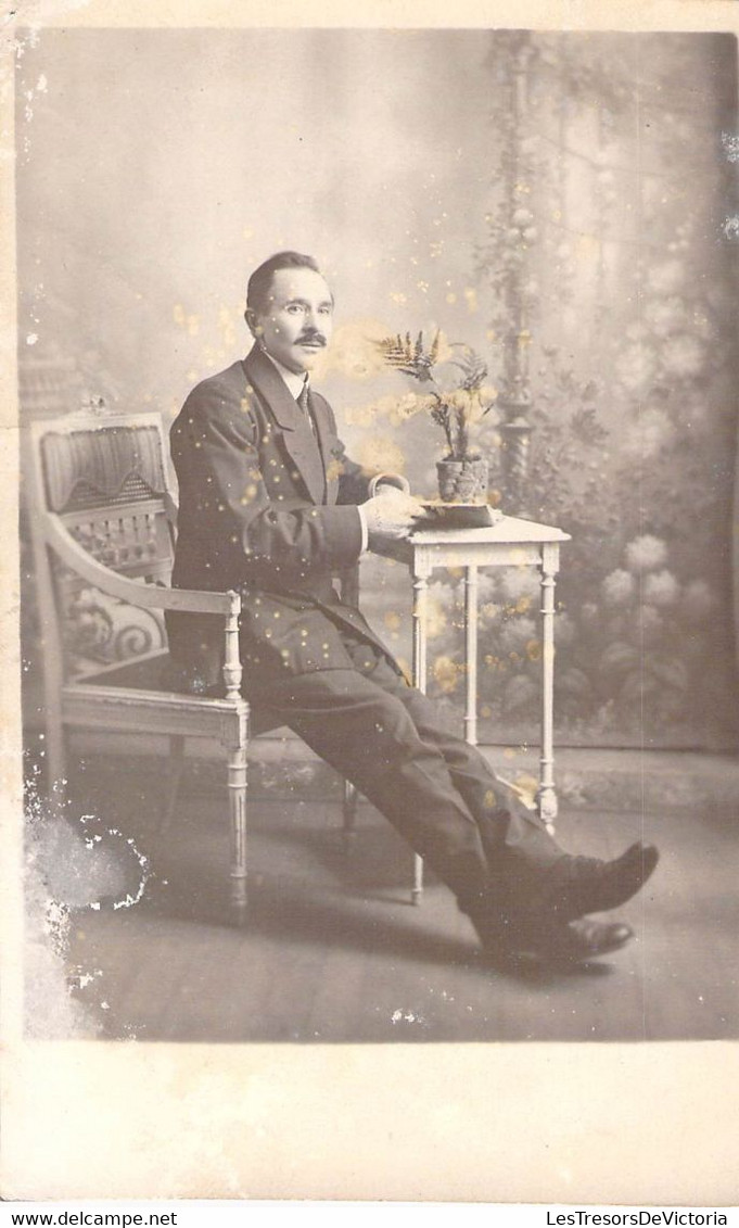 CPA Photo Portrait - Homme Habillé En Noir En Civil - Photographie