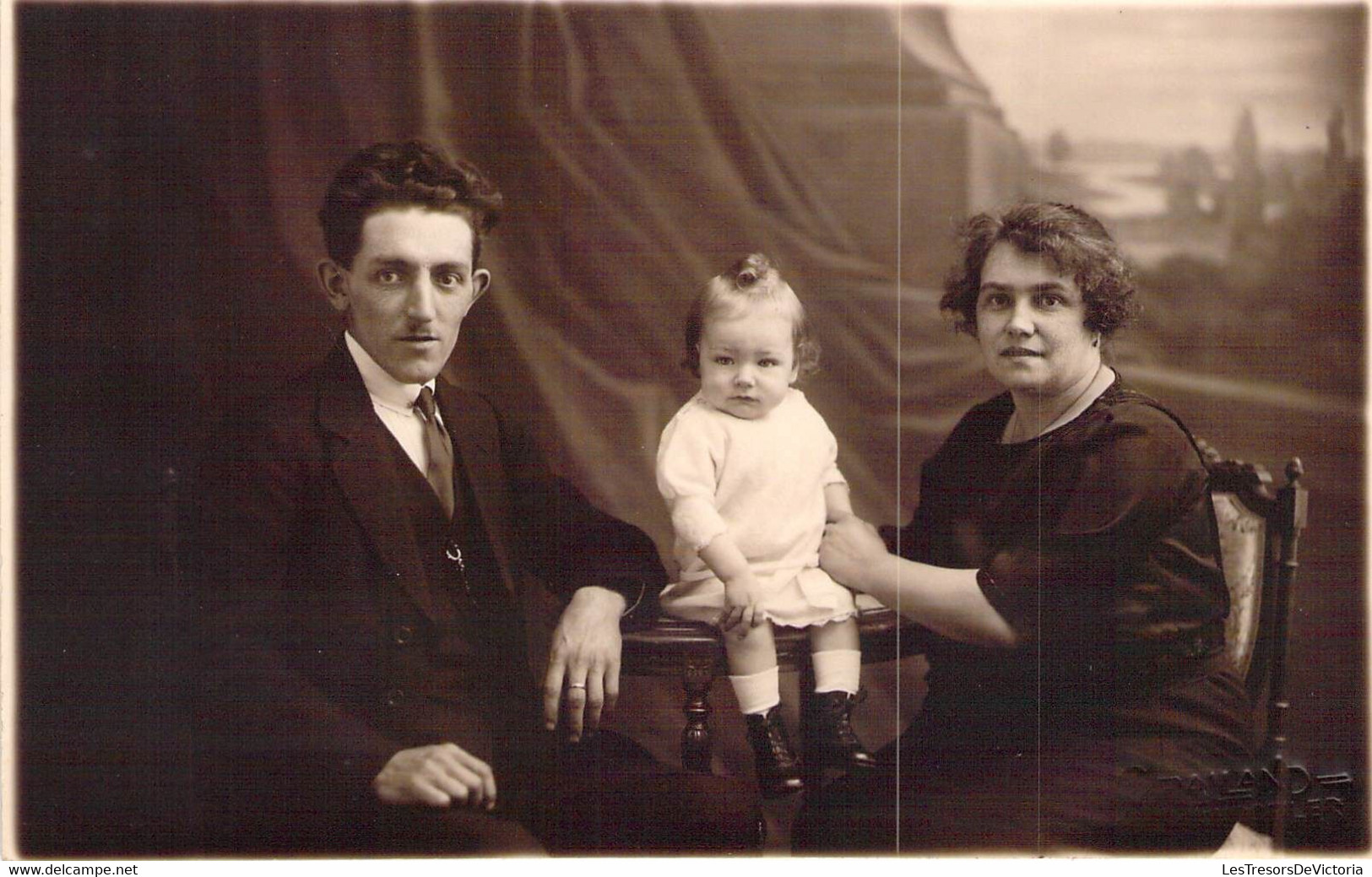 CPA Photo Portrait D'une Famille - Les Parents Et Leur Bébé - Photographie