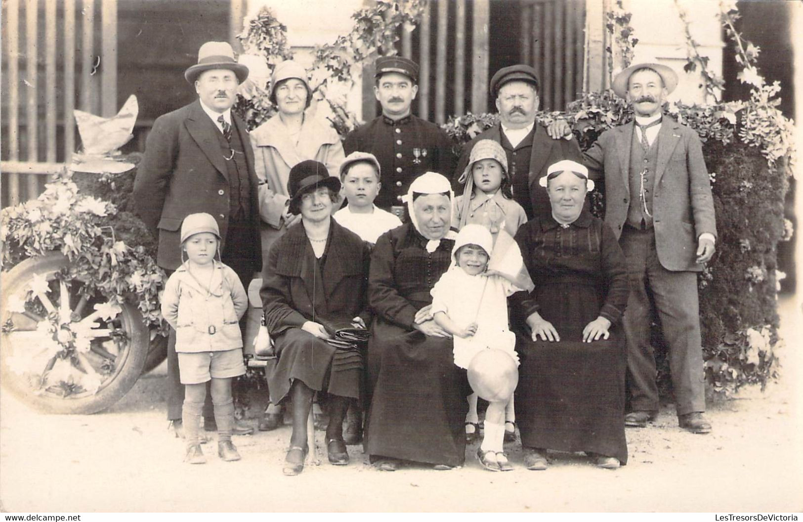 CPA Photo D'une Famille Avec Coiffe Traditionnelle Et Pompier - Brandweer