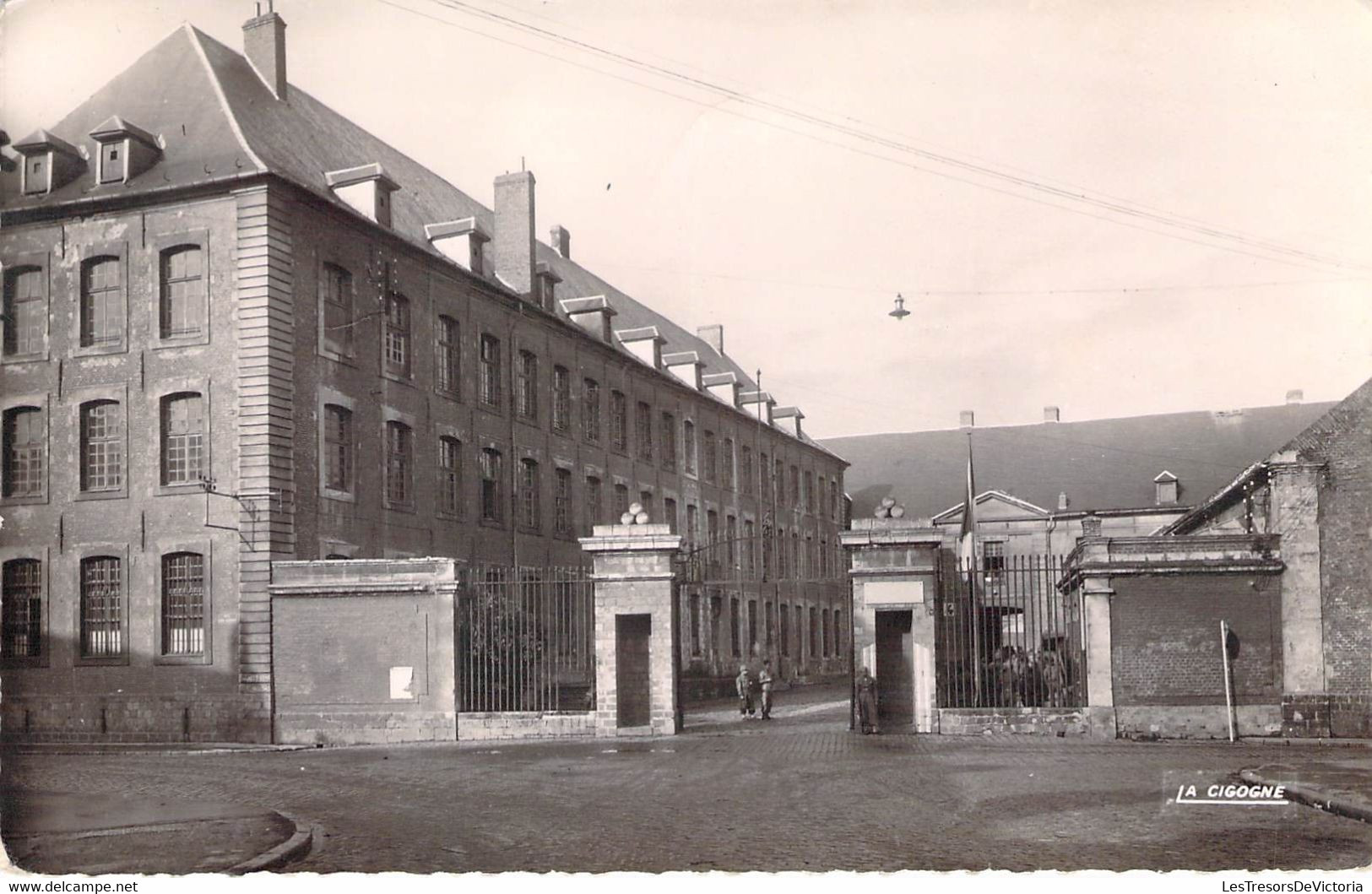 CPA Cambrai - Caserne Mortier - Ed . La Cigogne - Cambrai