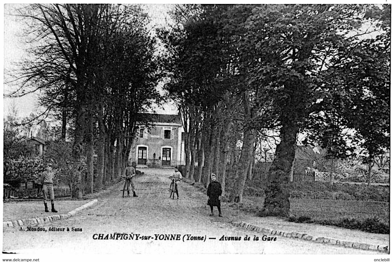 Champigny Sur Yonne CPA Gare Et Avenue De La Gare Enfants Vélos Arbres 1920 état Superbe - Champigny