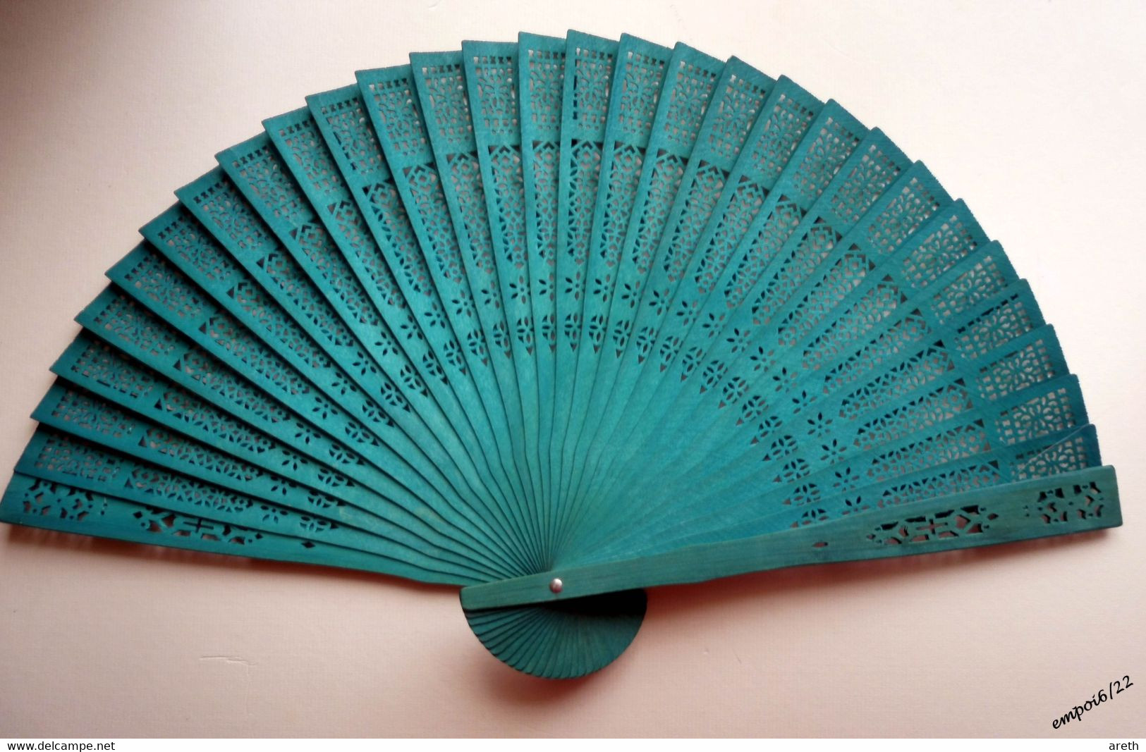 Eventail En Bois Ajouré Peint - Longueur 24 Cm - Fans