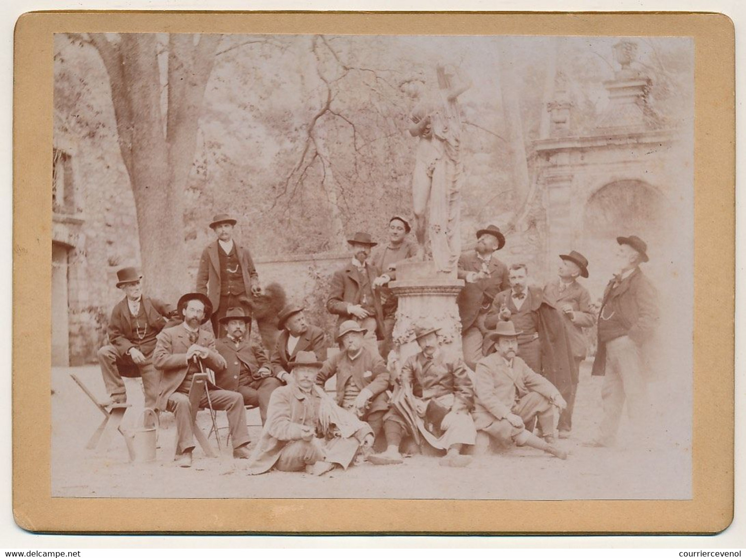 Photographie Collée S/carton - Groupe De 15 Personnes Autour D'une Statue, Entrée De Propriété Ou Jardin... Non Localisé - Places