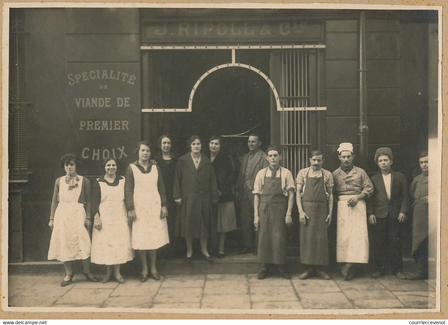 Photo. Collée S/carton - Personnel Devant La Boucherie J. Ripoll & Cie (Viande 1er Choix) Photo Rolando Fils ALGER 1928 - Professions