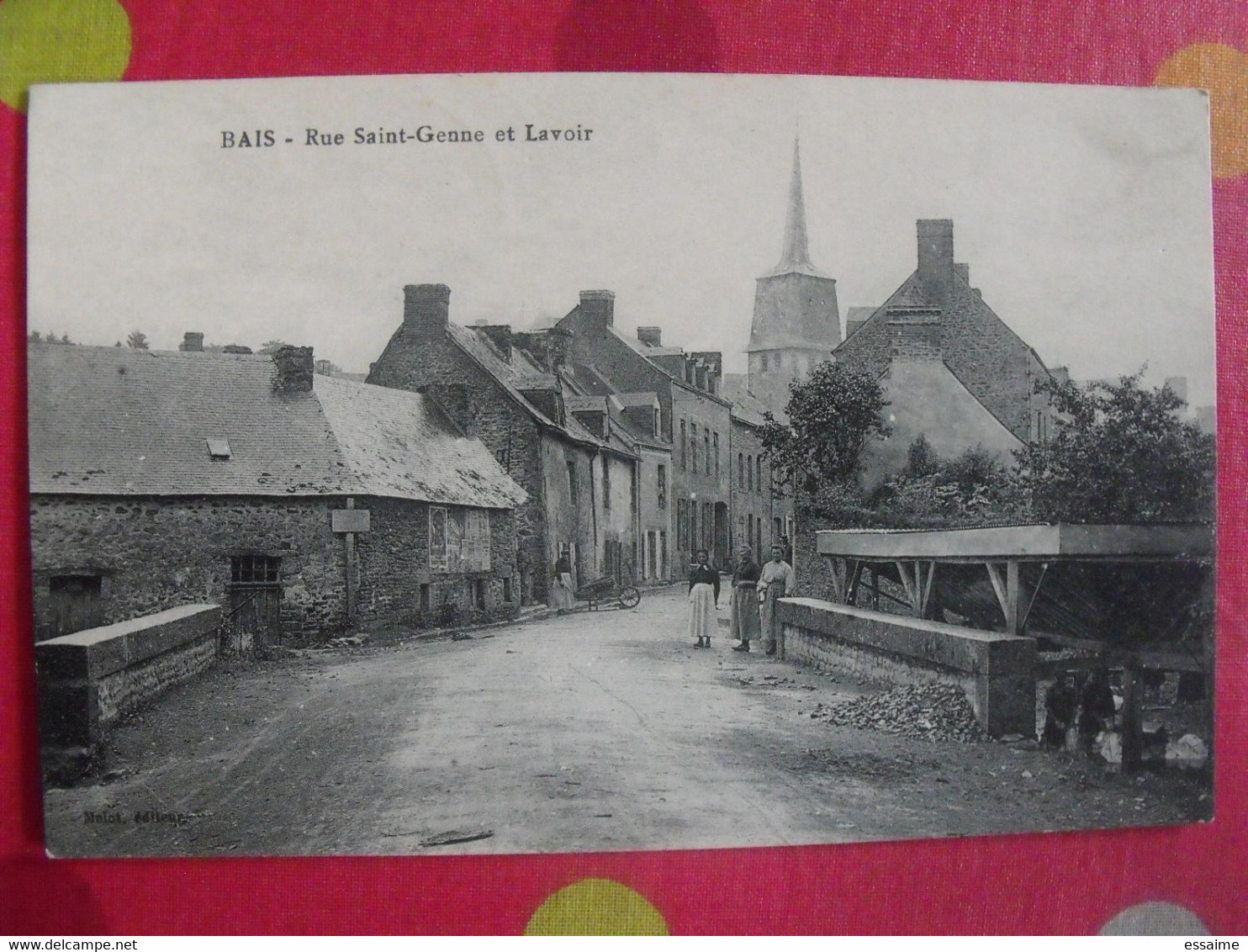 Carte Postale Mayenne. Bais. Rue Saint-Genne Et Lavoir. Femmes - Bais