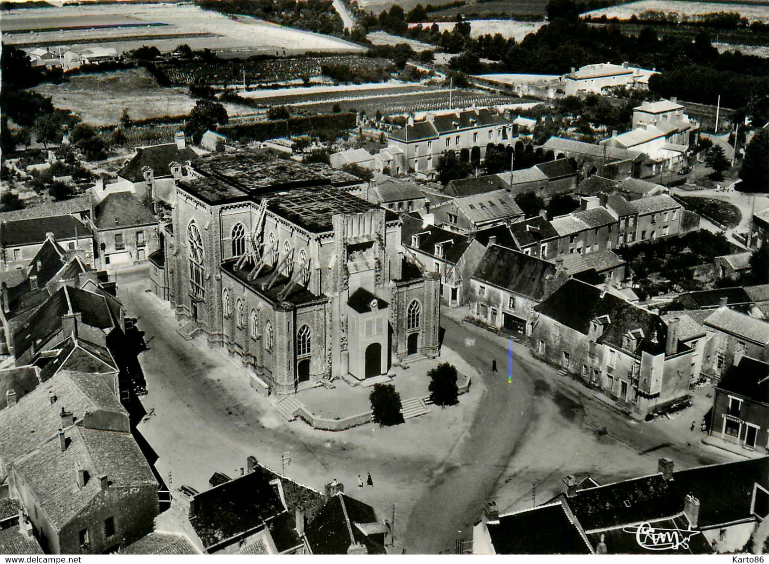 Frossay * Vue Aérienne Sur La Place De L'église - Frossay