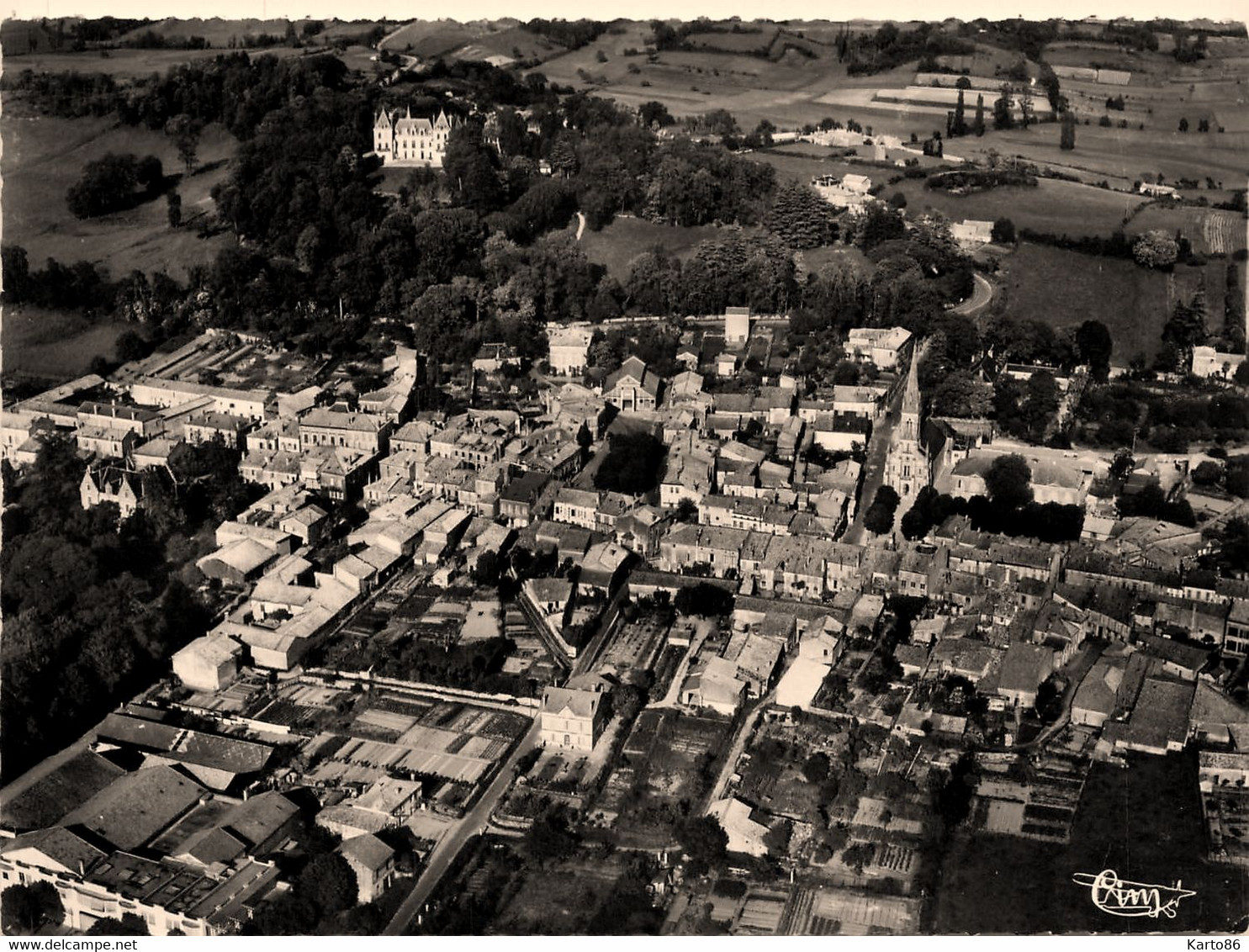 Mirambeau * Vie Aérienne Sur La Ville Et Le Château - Mirambeau