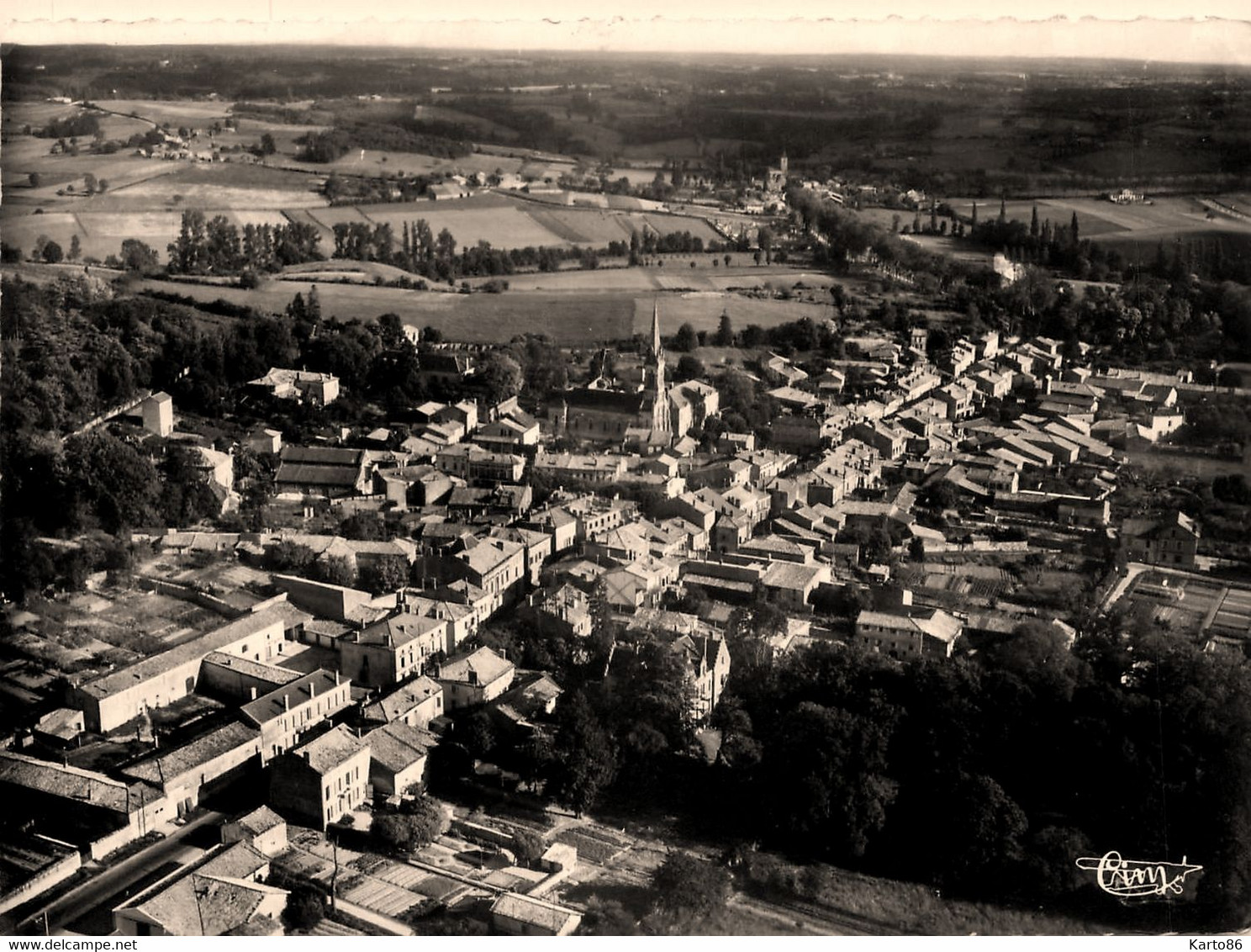 Mirambeau * Vie Aérienne Sur La Commune - Mirambeau