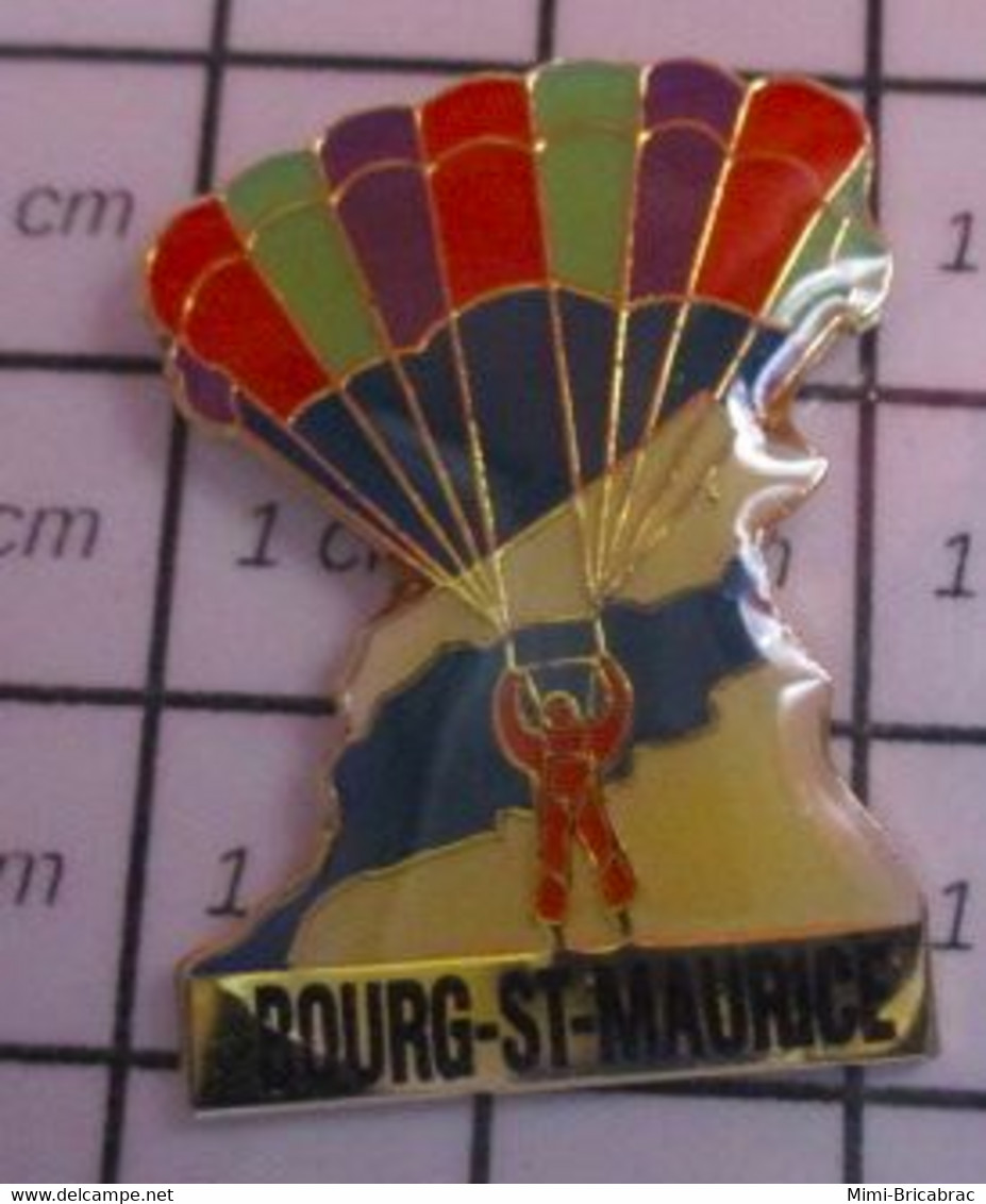 3117 Pin's Pins / Beau Et Rare / THEME : SPORTS / PARACHUTISME BOURG SAINT MAURICE Boursin, Maurice ? ? - Parachutespringen