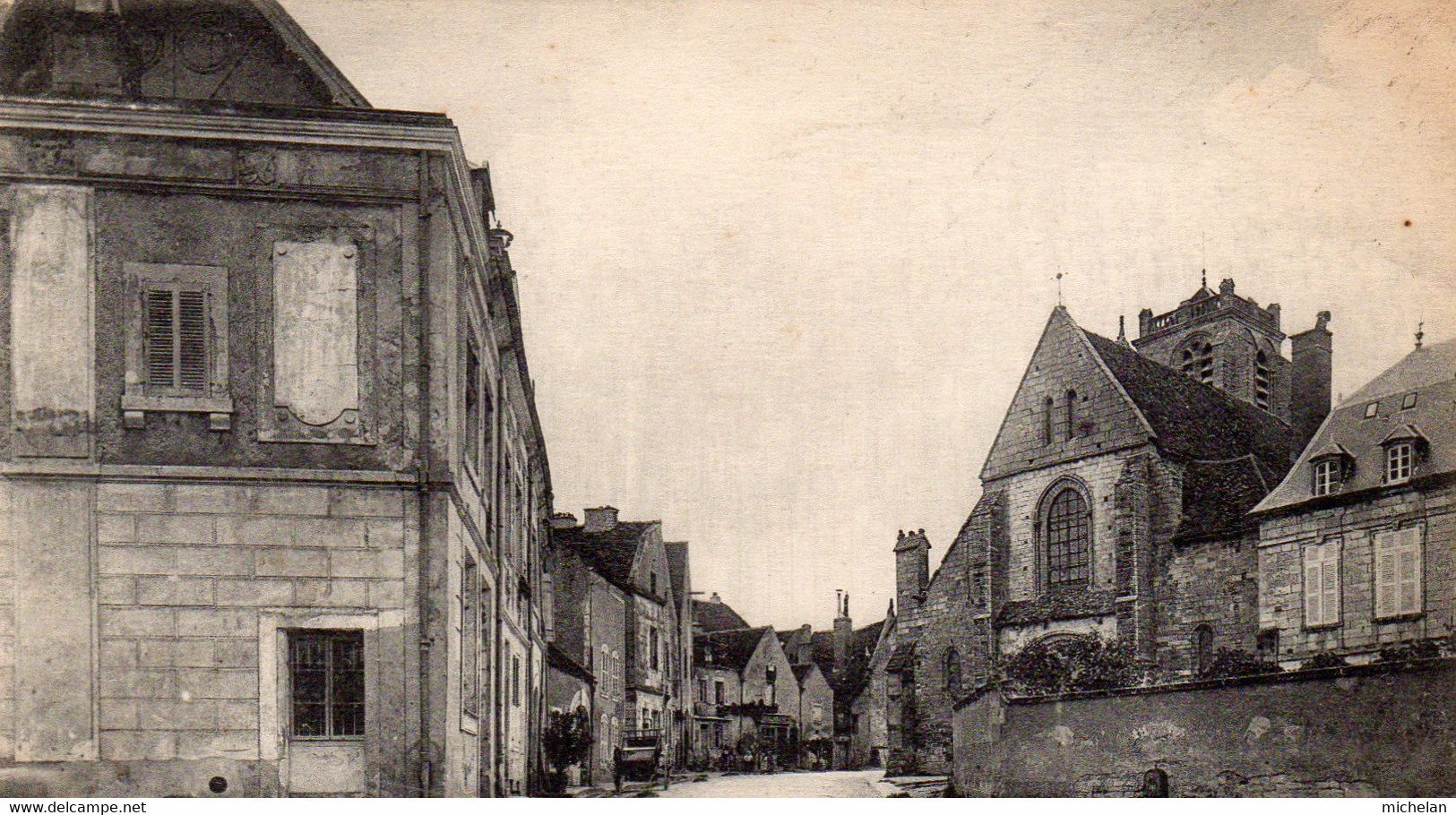 CPA   89   SAINT-BRIS----LA PLACE ET L'EGLISE - Saint Bris Le Vineux