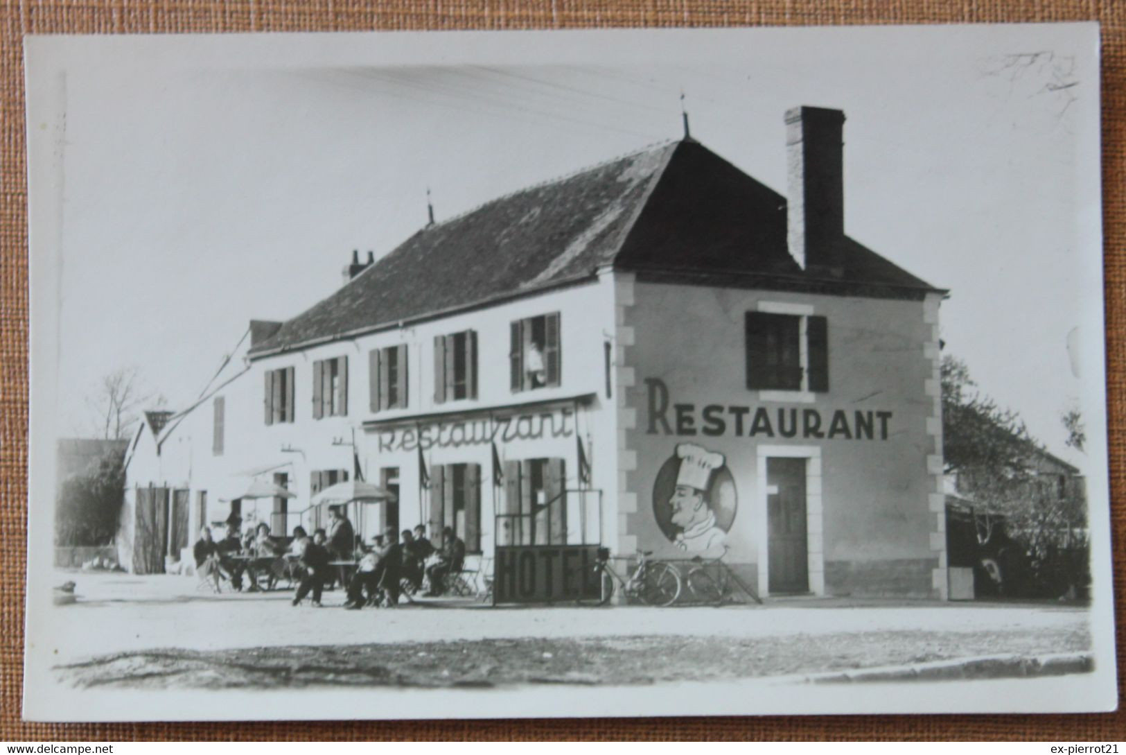 CPSM  45 Hotel De La Gare De Chatillon Sur Loire Avec Terrasse Animée , éditeur Local Donc Petit Tirage - Chatillon Sur Loire