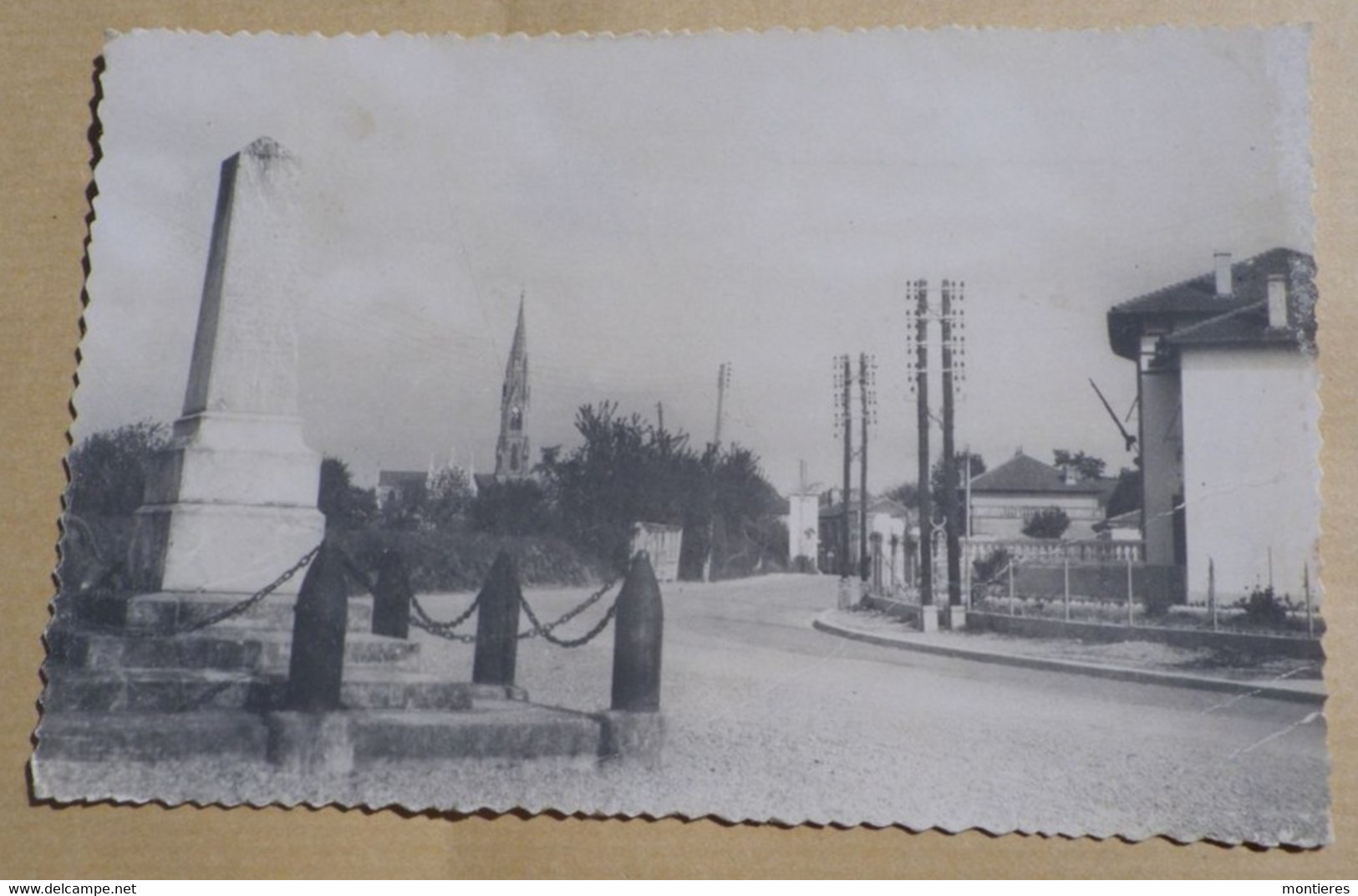 BON ENCONTRE - Le Monument Aux Morts L'église Et La Mairie - Petit Format - Bon Encontre