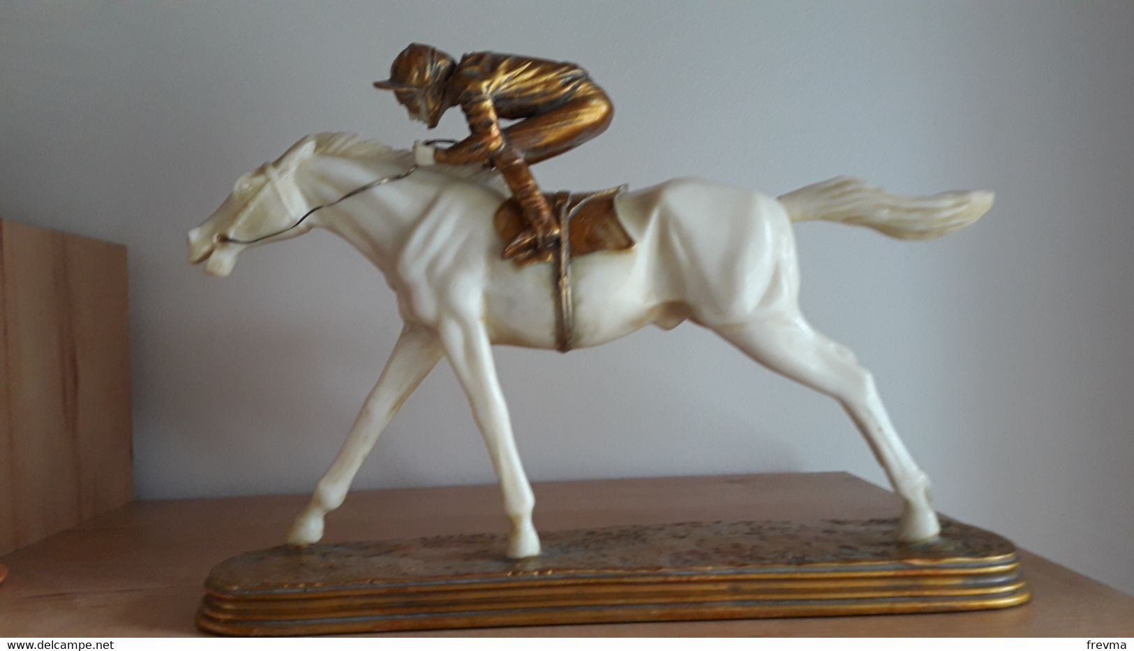 Unique Sculpture En Résine époxy  Cheval De Course Avec Son Jockeys - Objet D'art Exceptionnel Par O.Tupton Piece Unique - Other & Unclassified