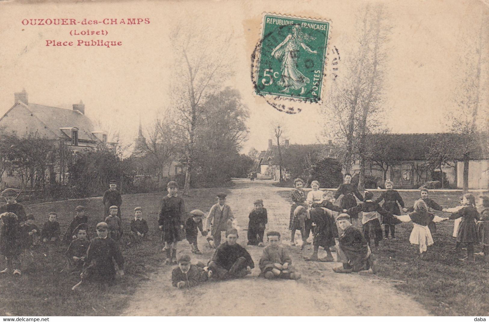 Ouzouer-des-Champs. Place Publique - Ouzouer Sur Loire