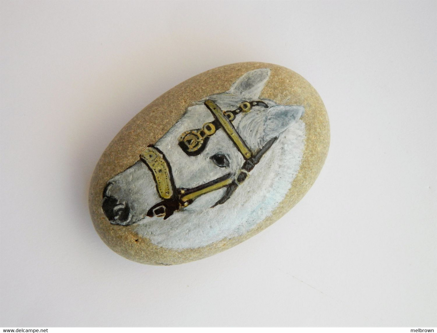 White Horse With Bridle Hand Painted On Smooth Beach Stone - Presse-papiers