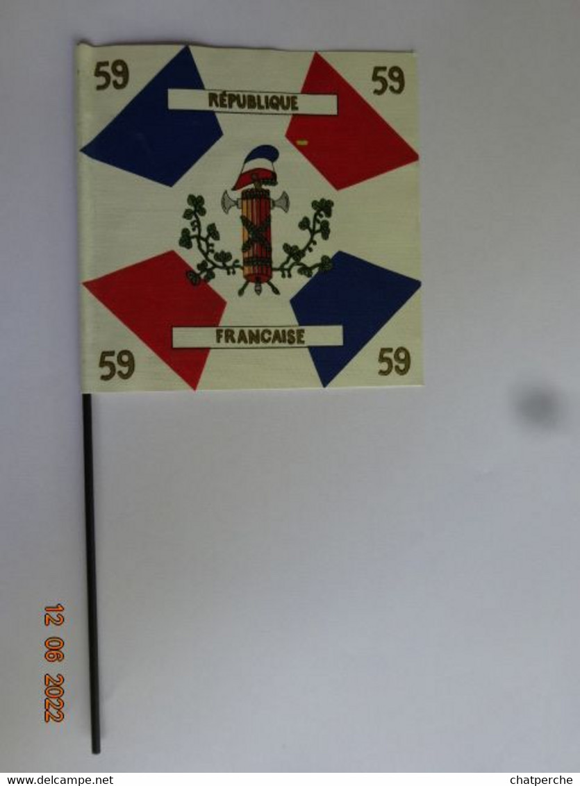 MILITARIA DRAPEAUX ENSEIGNES ETENDARS MINIS LOT DE 4 43 36 59 REPUBLIQUE FRANCAISE  BATEAU A VOILE FLEURS DE LYS - Bandiere