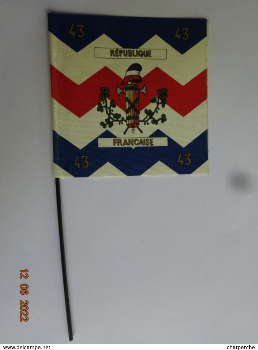 MILITARIA DRAPEAUX ENSEIGNES ETENDARS MINIS LOT DE 4 43 36 59 REPUBLIQUE FRANCAISE  BATEAU A VOILE FLEURS DE LYS - Vlaggen