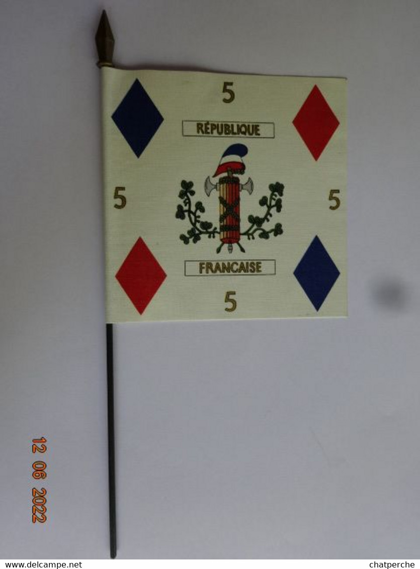 MILITARIA DRAPEAUX ENSEIGNES ETENDARS MINIS LOT DE 5 36 DISCIPLINE OBEISSANCE A LA LOI 59 / 5 REPUBLIQUE FRANCAISE  5 / - Vlaggen