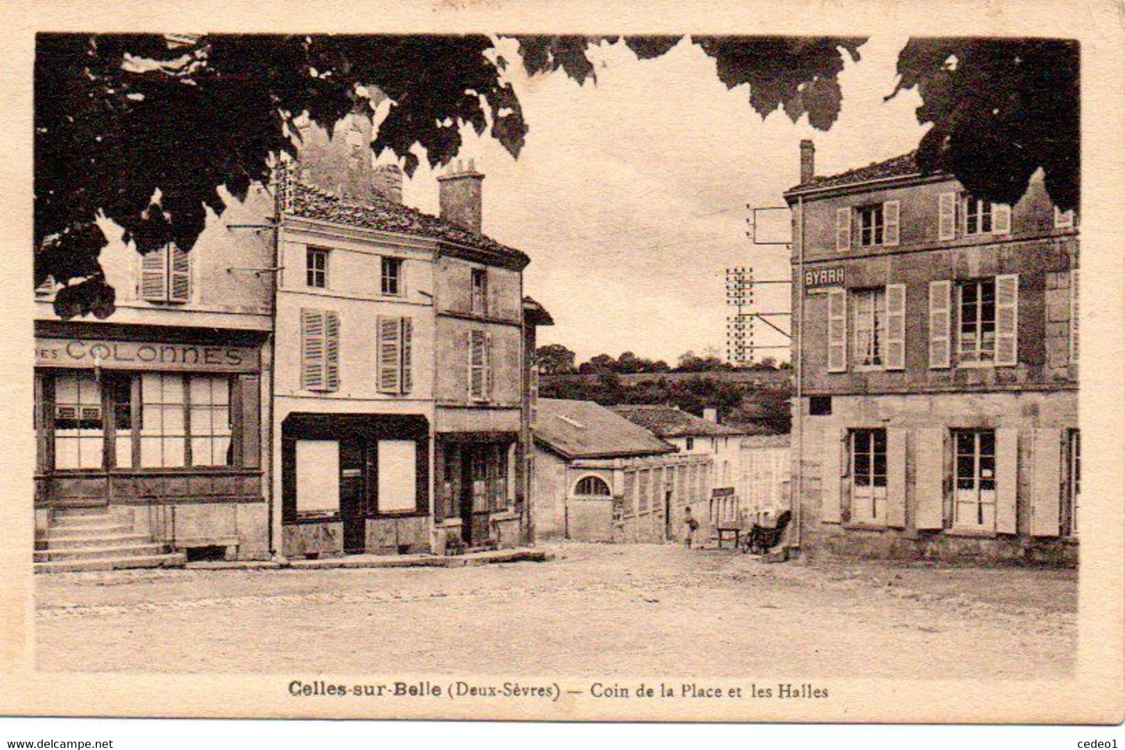 CELLES SUR BELLE  COIN DE LA PLACE ET LES HALLES - Celles-sur-Belle